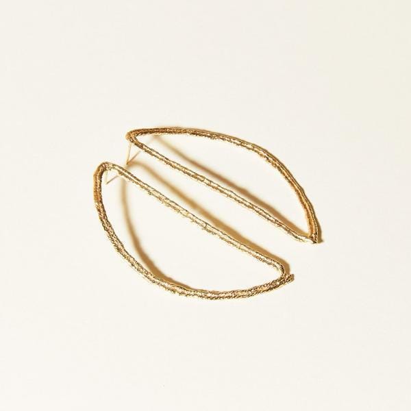 Elongated, thread-like hoops that take the shape of half of an oval. 